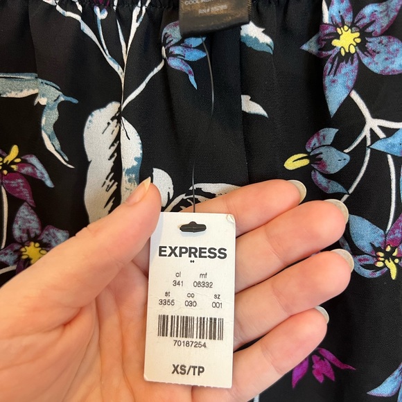 NWT Express Silky Floral Shorts - Picture 3 of 4